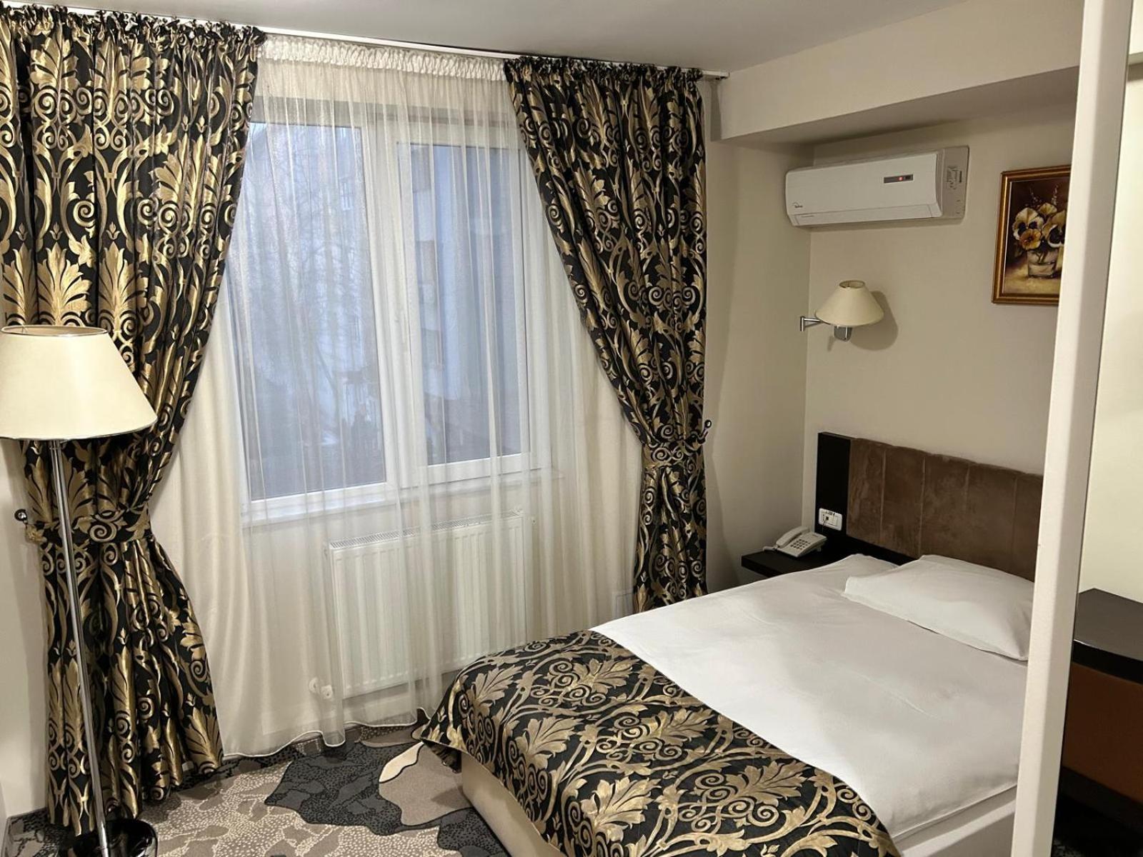 Hotel Bistrita บาเคา ภายนอก รูปภาพ
