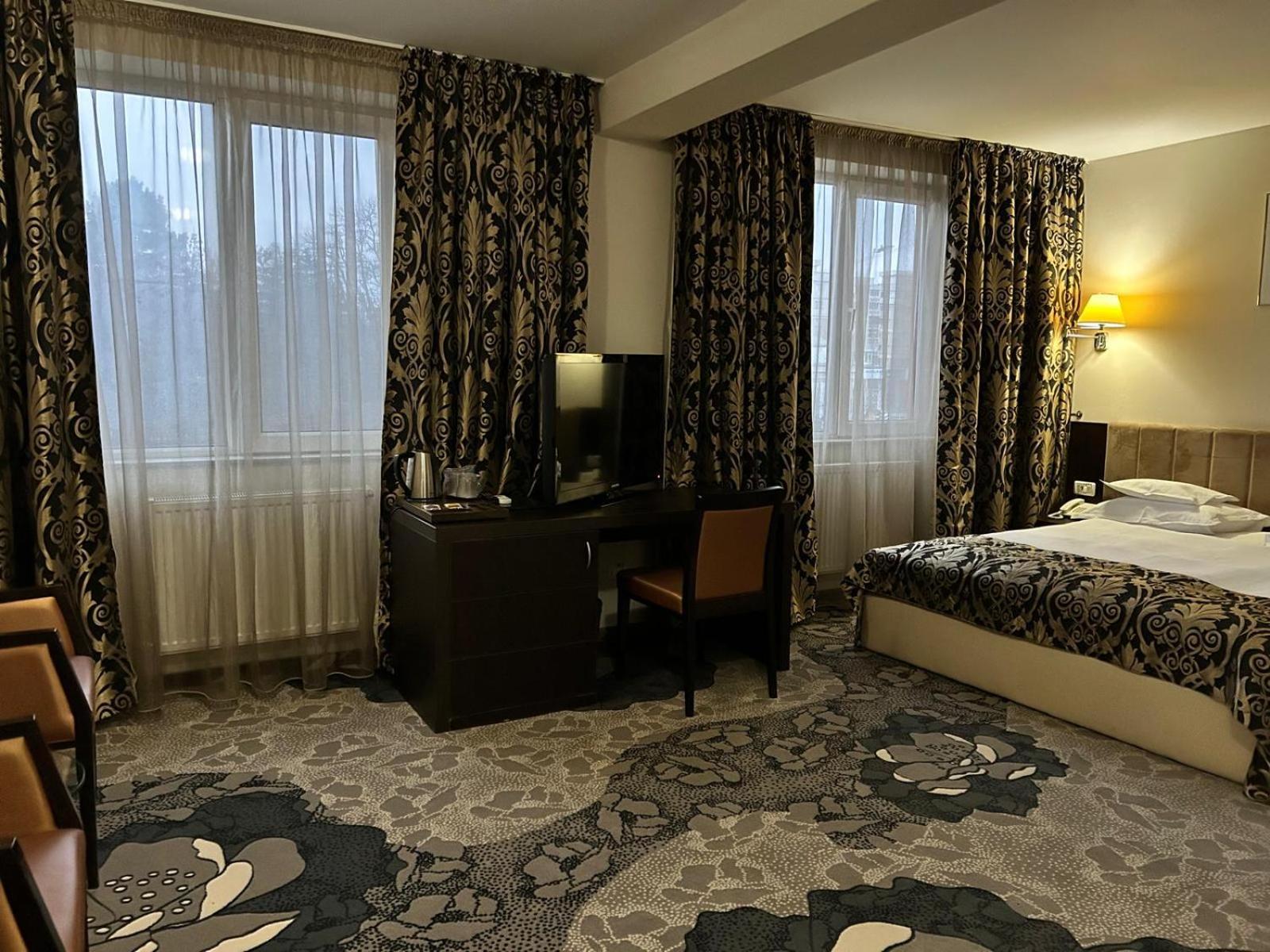 Hotel Bistrita บาเคา ภายนอก รูปภาพ
