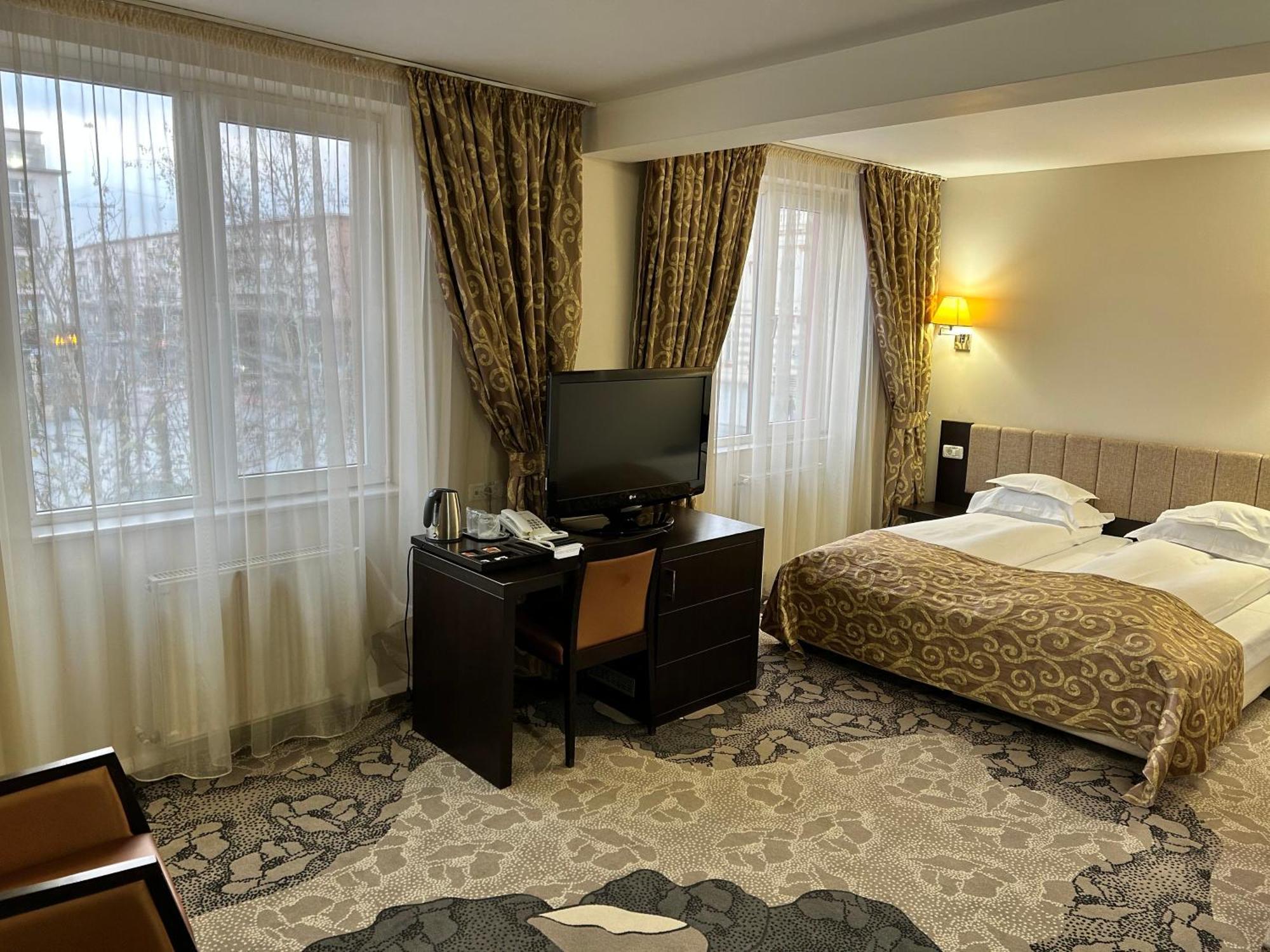 Hotel Bistrita บาเคา ภายนอก รูปภาพ