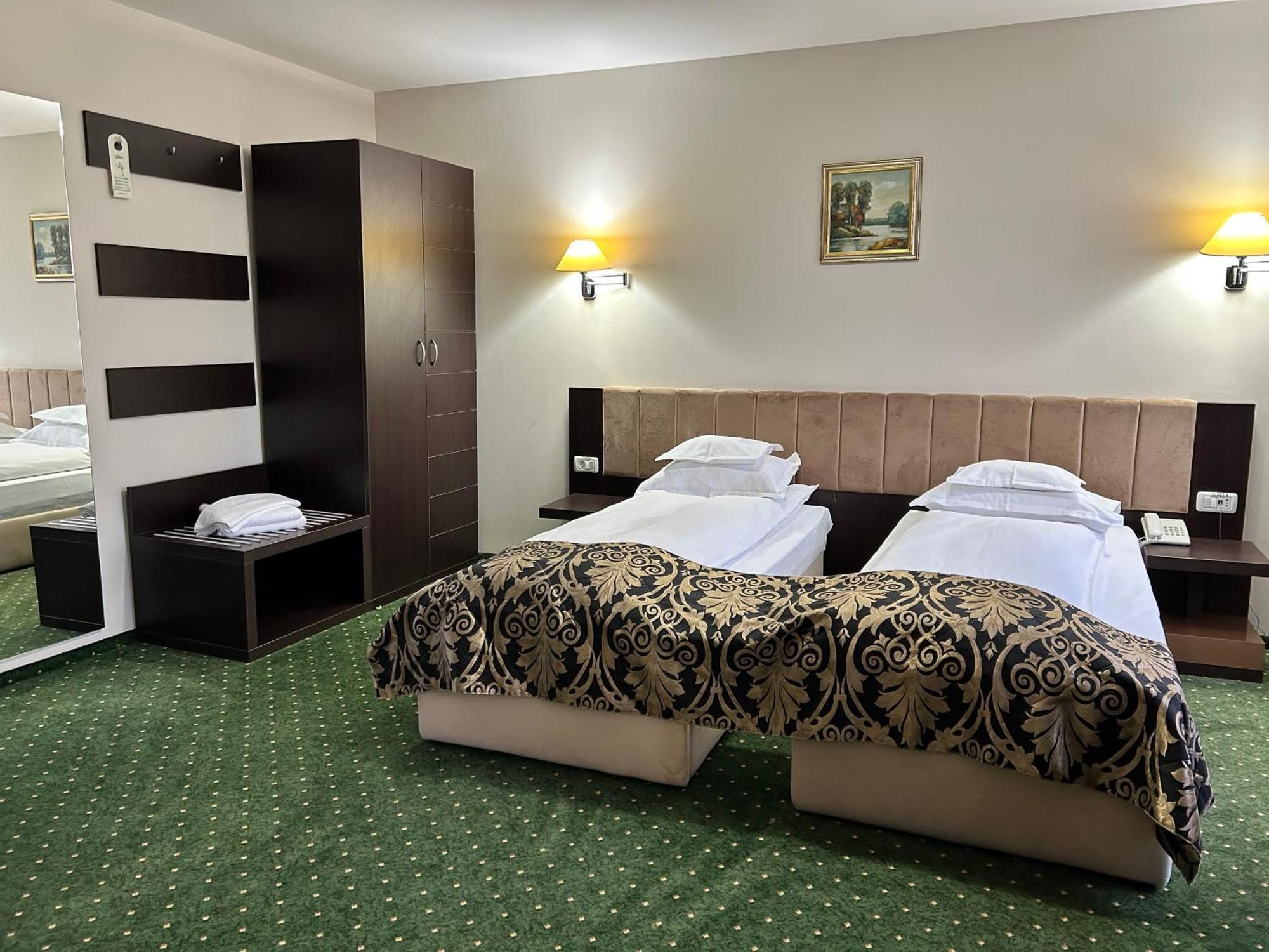 Hotel Bistrita บาเคา ภายนอก รูปภาพ