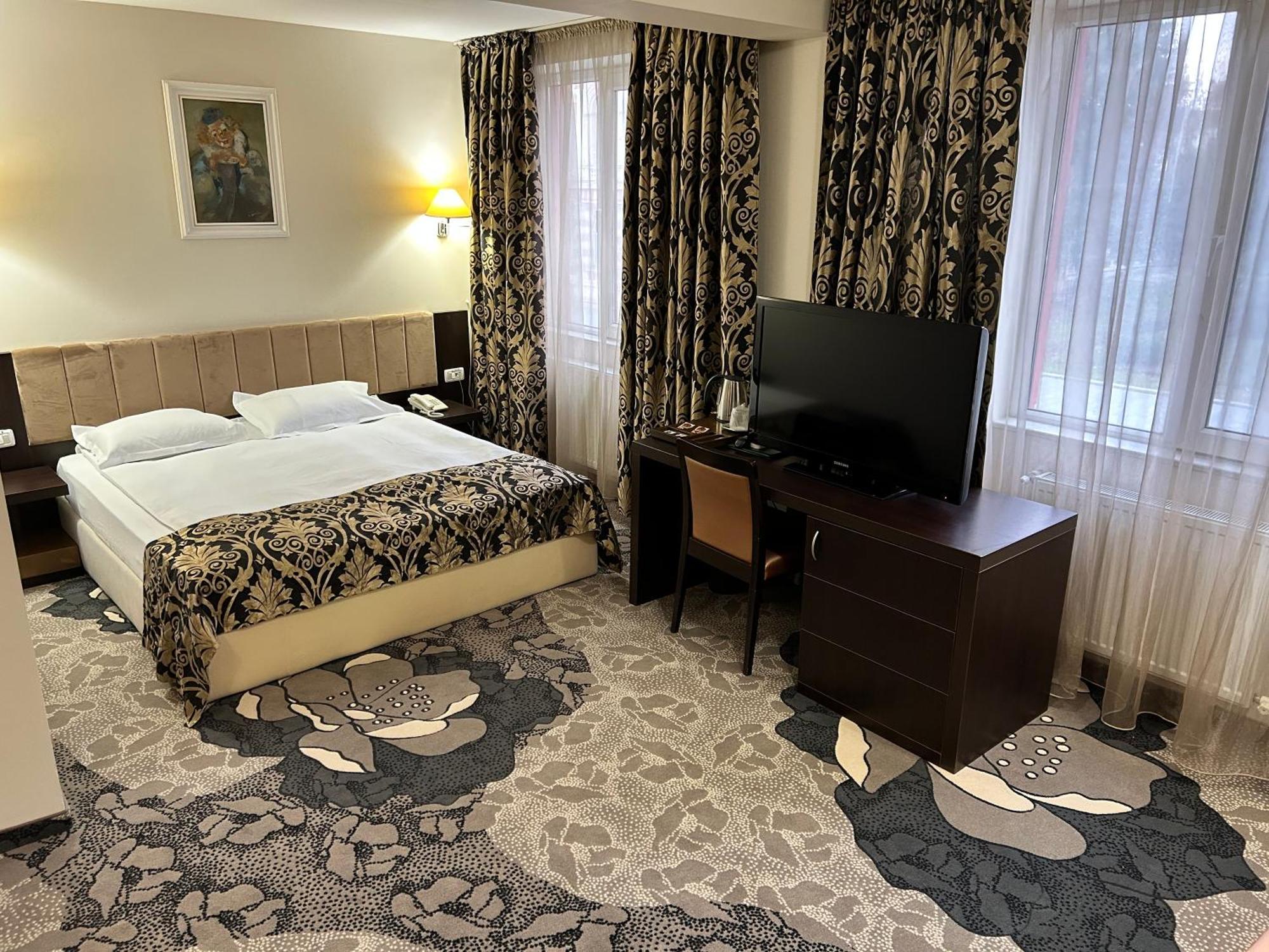 Hotel Bistrita บาเคา ภายนอก รูปภาพ